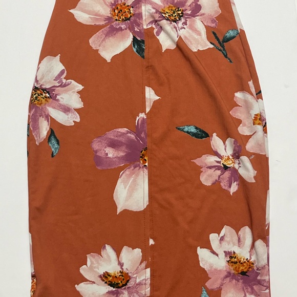 โฅ๏ธ FREE with any purchase ๐๐ฝ Iris โ๏ธ๐โ๏ธ gorgeous floral bodycon midi dress - Picture 4 of 13